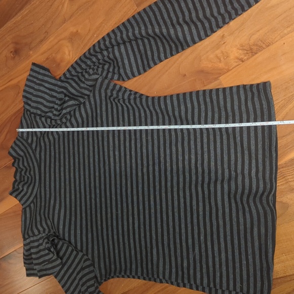 t.la Anthropologie Ruffled Turtleneck Top Dark Gray Stripe - L pristine conditn! - Picture 7 of 9